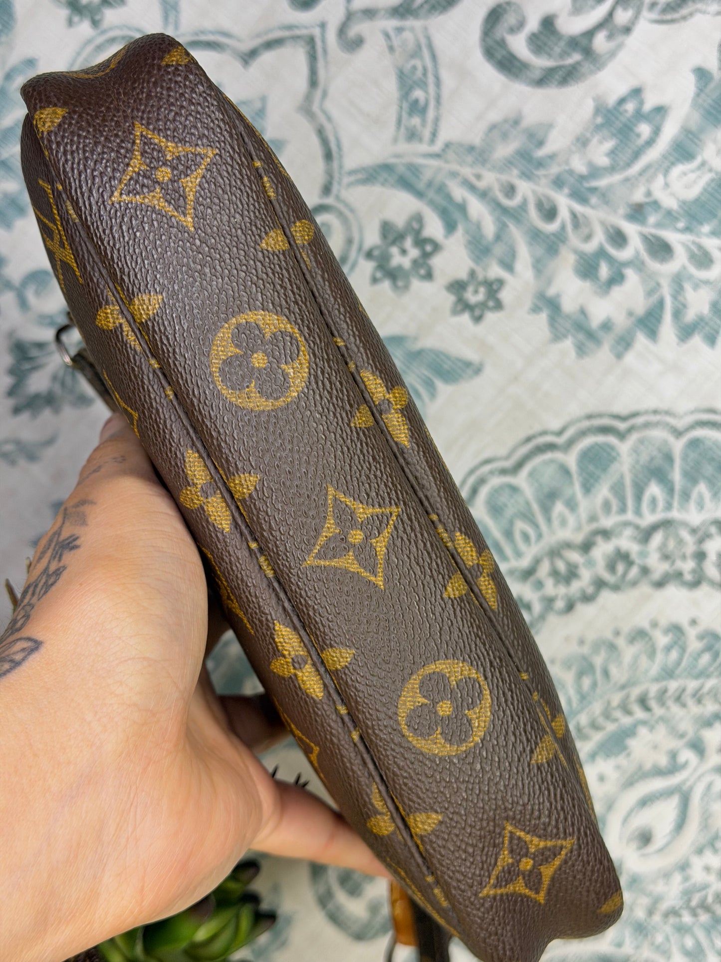 Louis Vuitton Pochette Accessories with Monogram Strap)