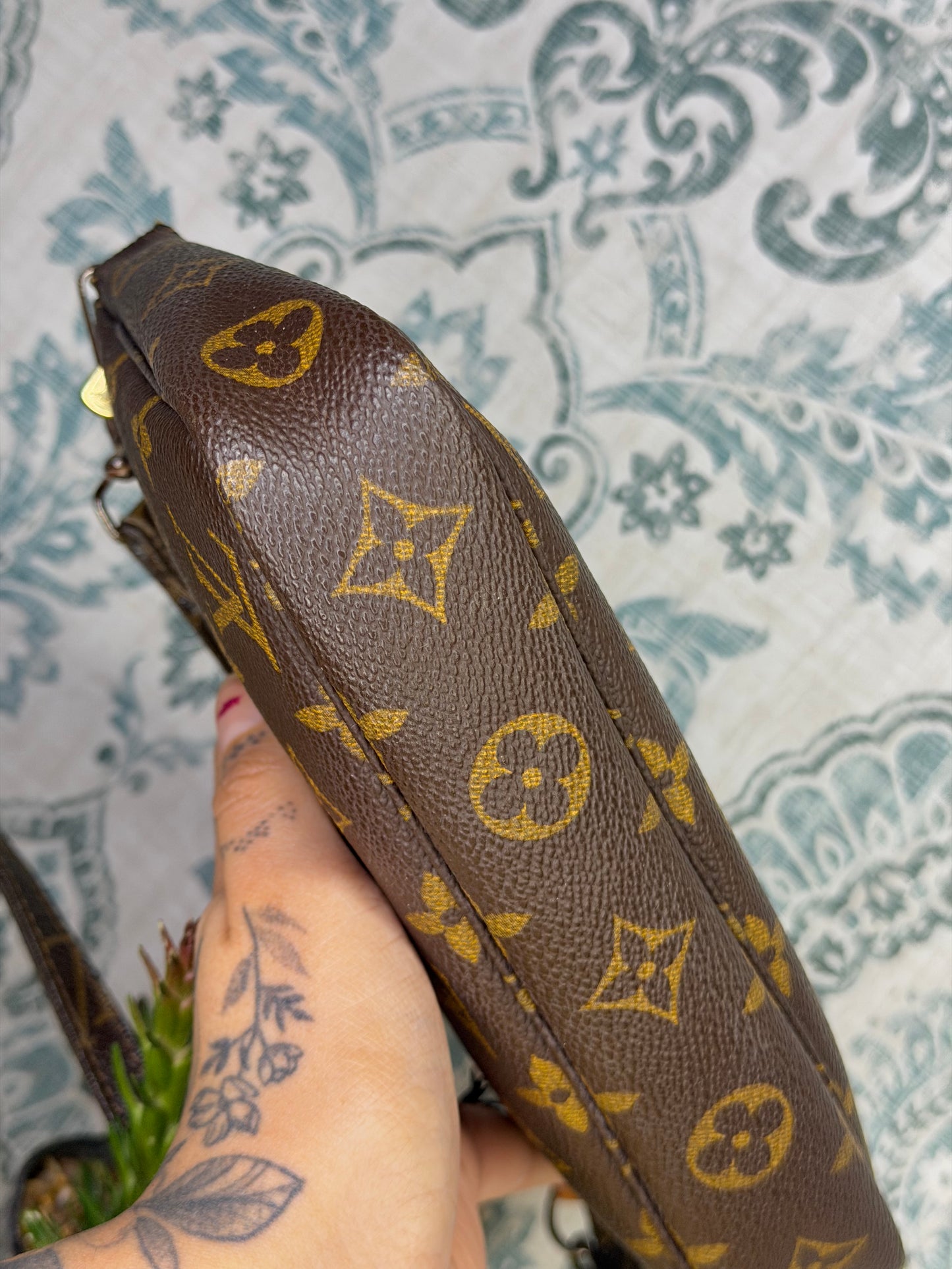 Louis Vuitton Pochette Accessories with Monogram Strap)