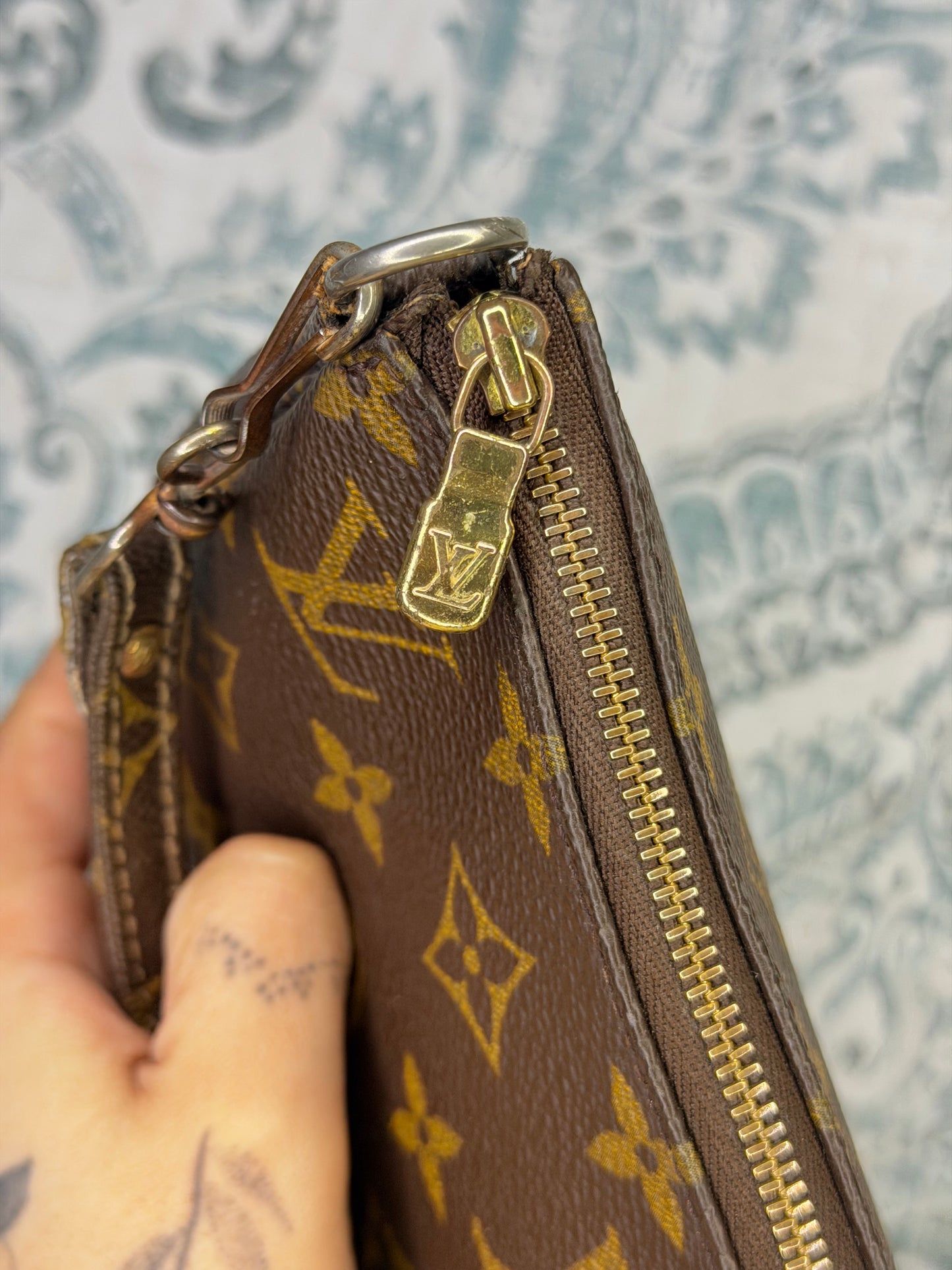 Louis Vuitton Pochette Accessories with Monogram Strap)