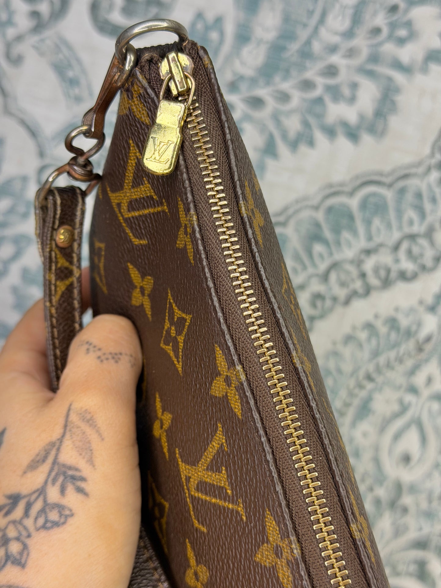 Louis Vuitton Pochette Accessories with Monogram Strap)