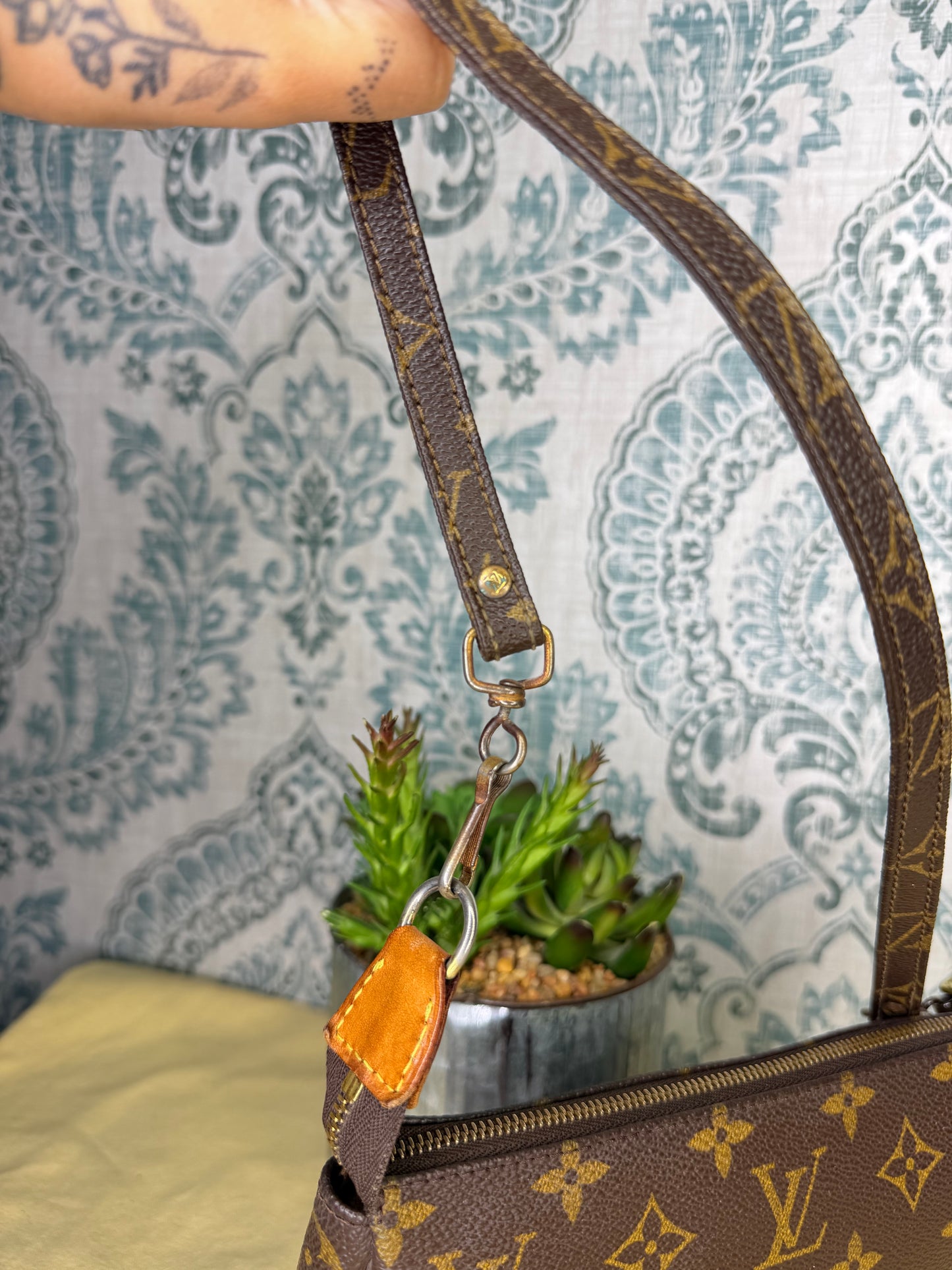 Louis Vuitton Pochette Accessories with Monogram Strap)