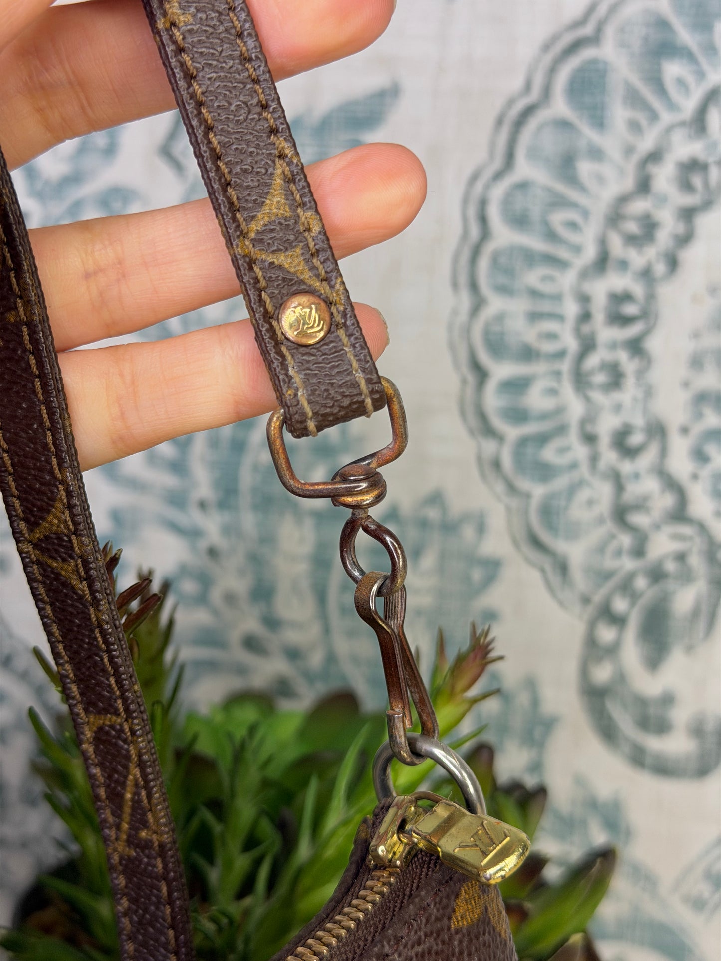 Louis Vuitton Pochette Accessories with Monogram Strap)