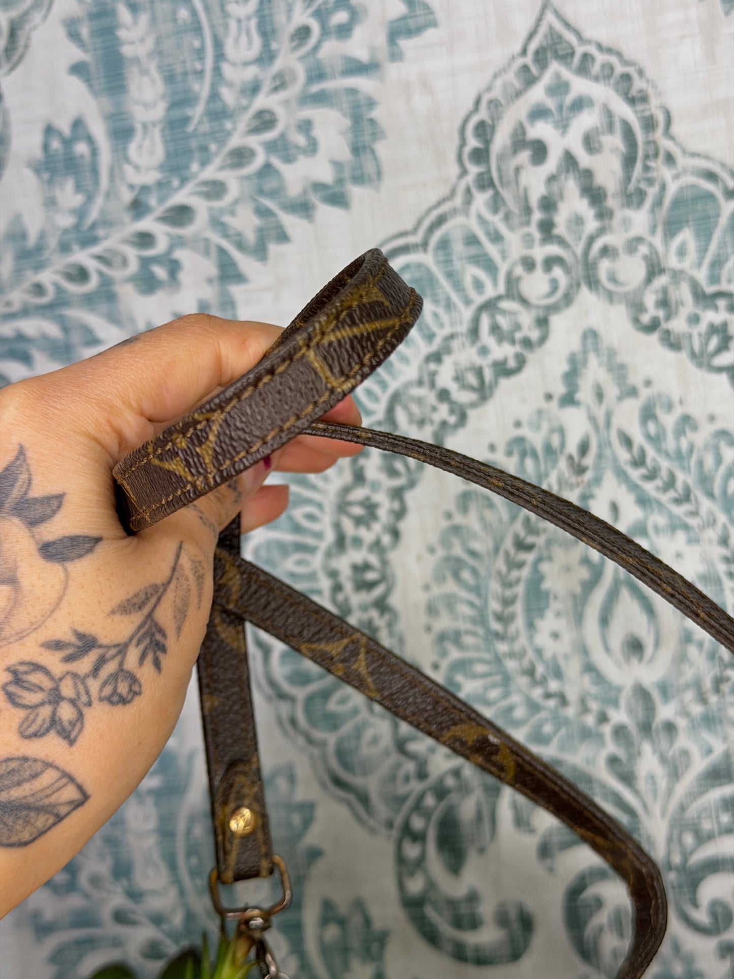 Louis Vuitton Pochette Accessories with Monogram Strap)