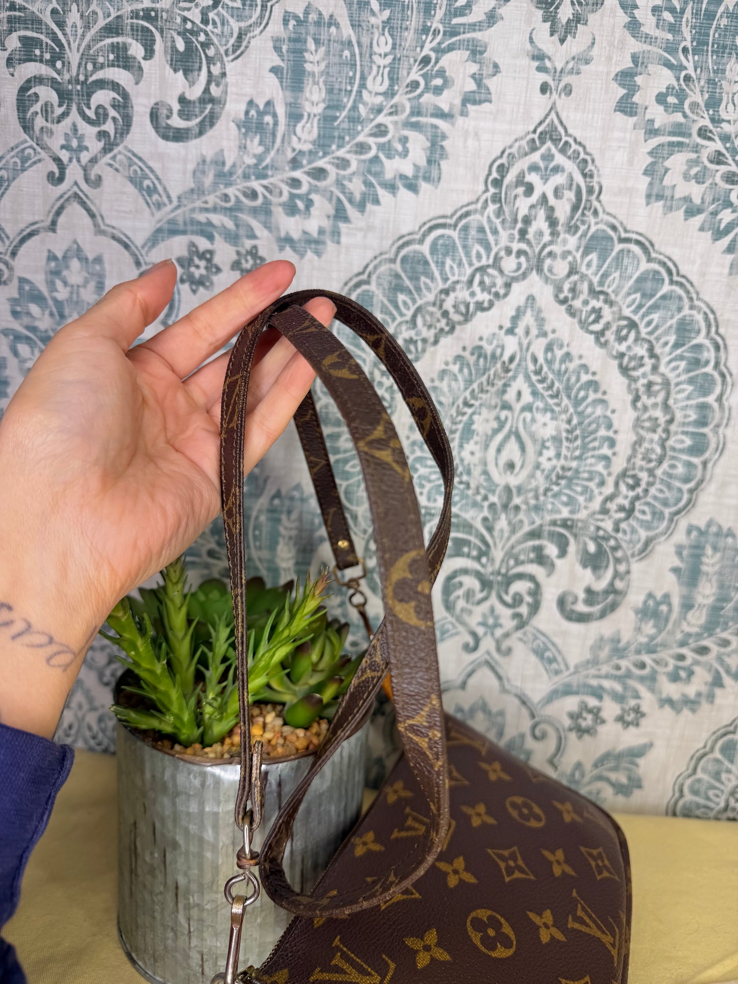 Louis Vuitton Pochette Accessories with Monogram Strap)