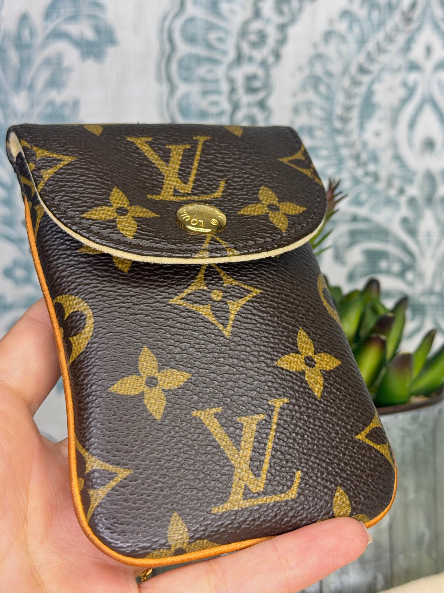 Louis Vuitton Etui Telephone MM