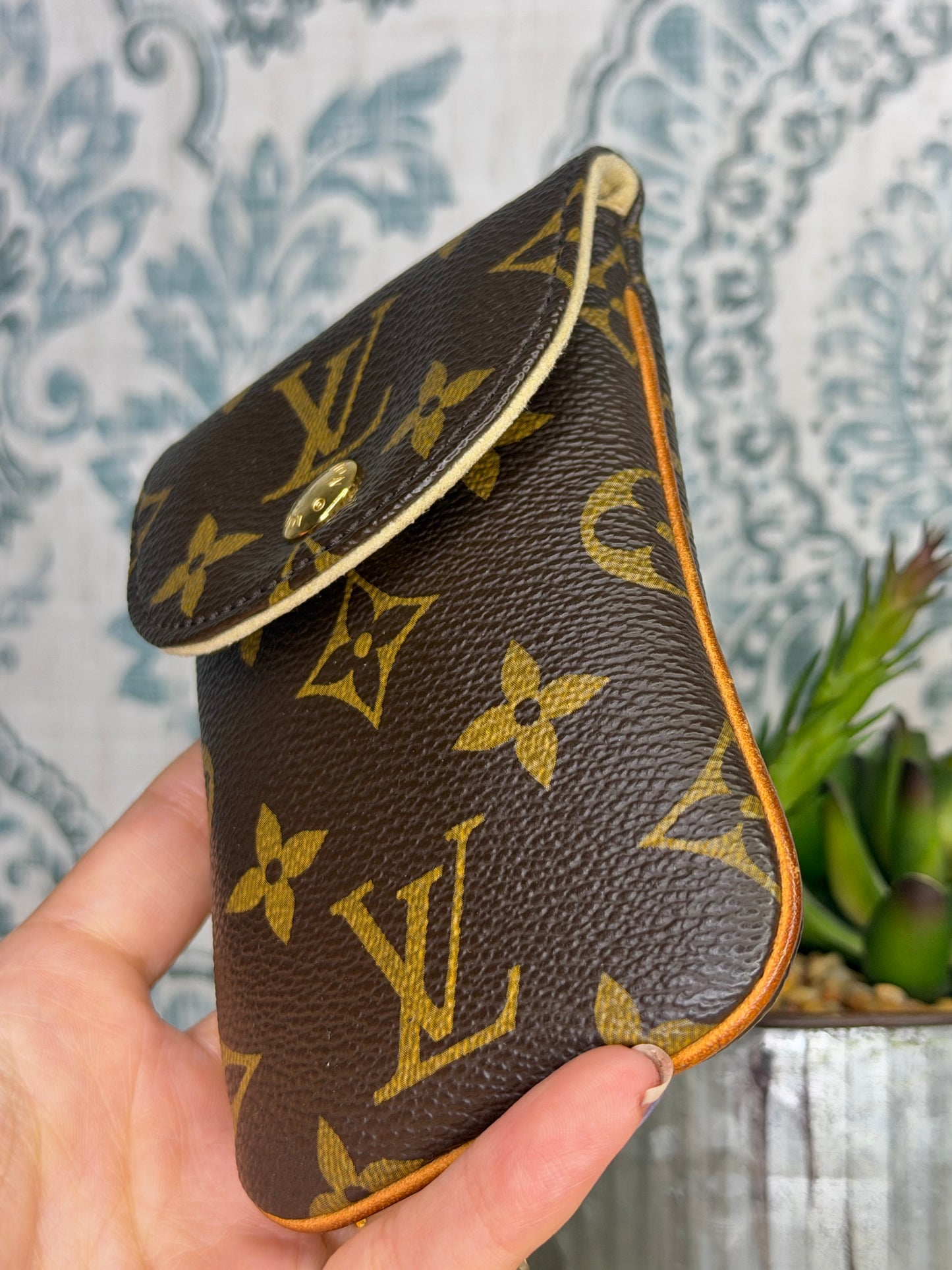 Louis Vuitton Etui Telephone MM