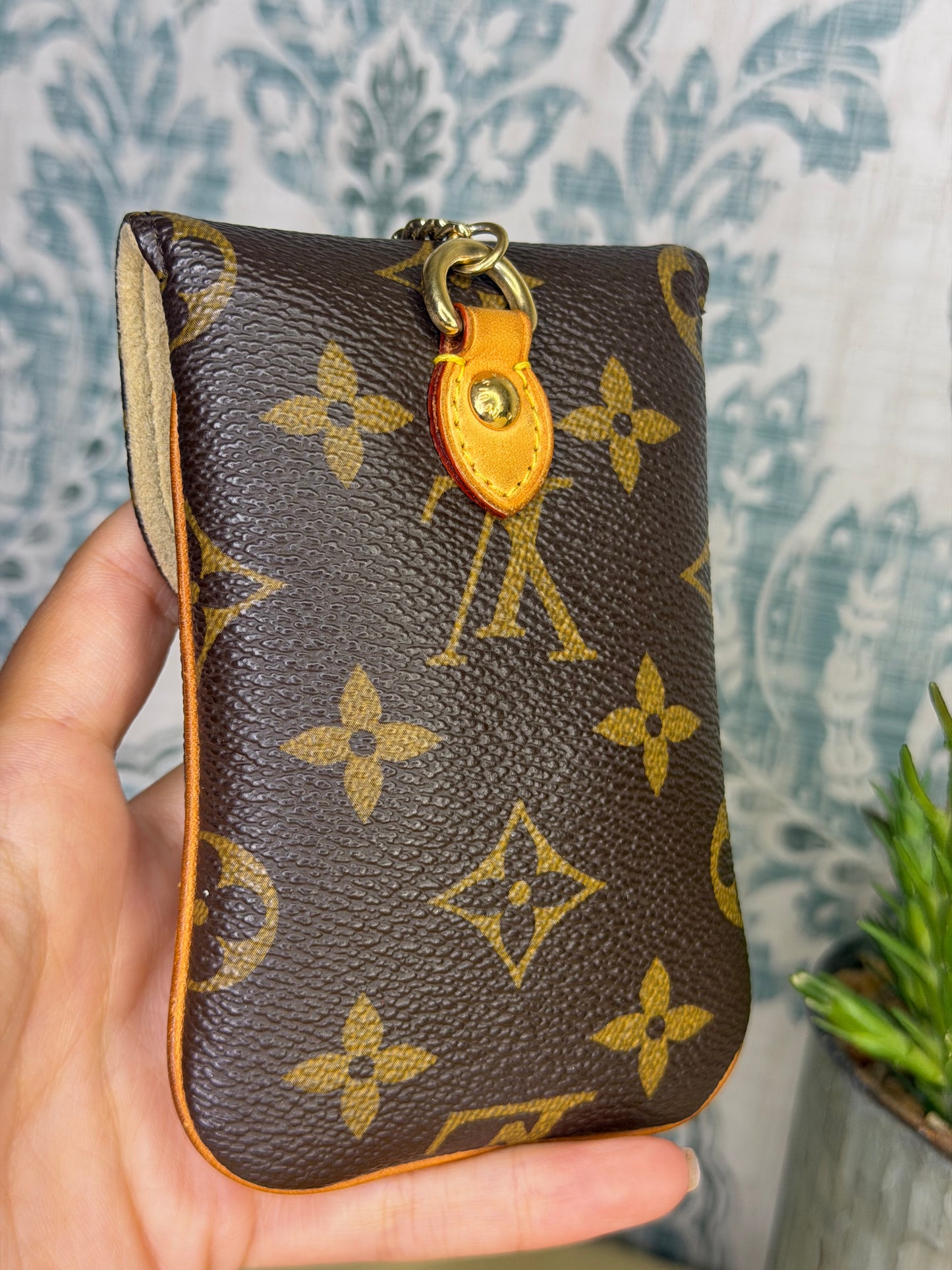 Louis Vuitton Etui Telephone MM