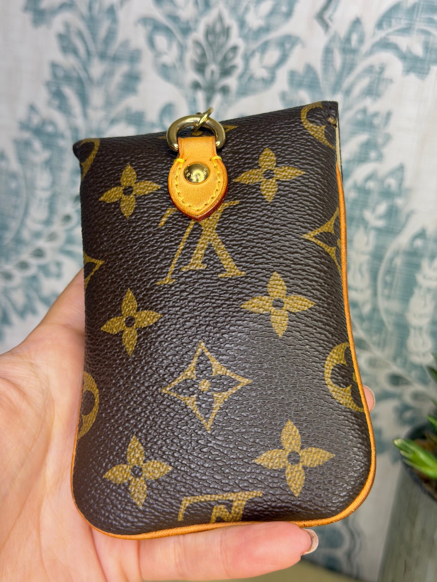 Louis Vuitton Etui Telephone MM