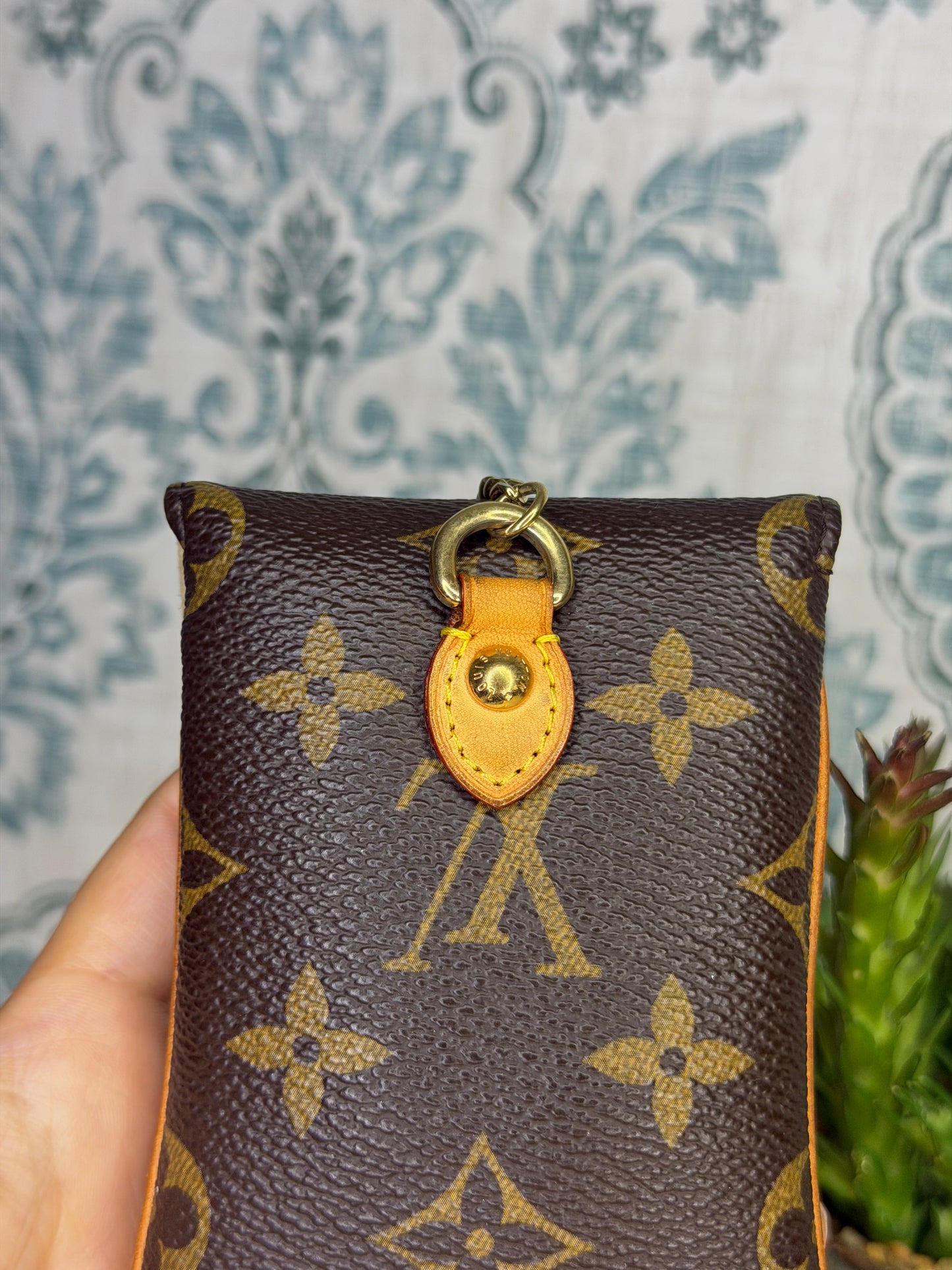 Louis Vuitton Etui Telephone MM