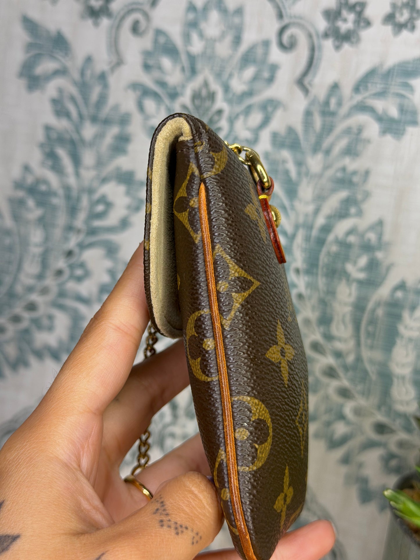 Louis Vuitton Etui Telephone MM