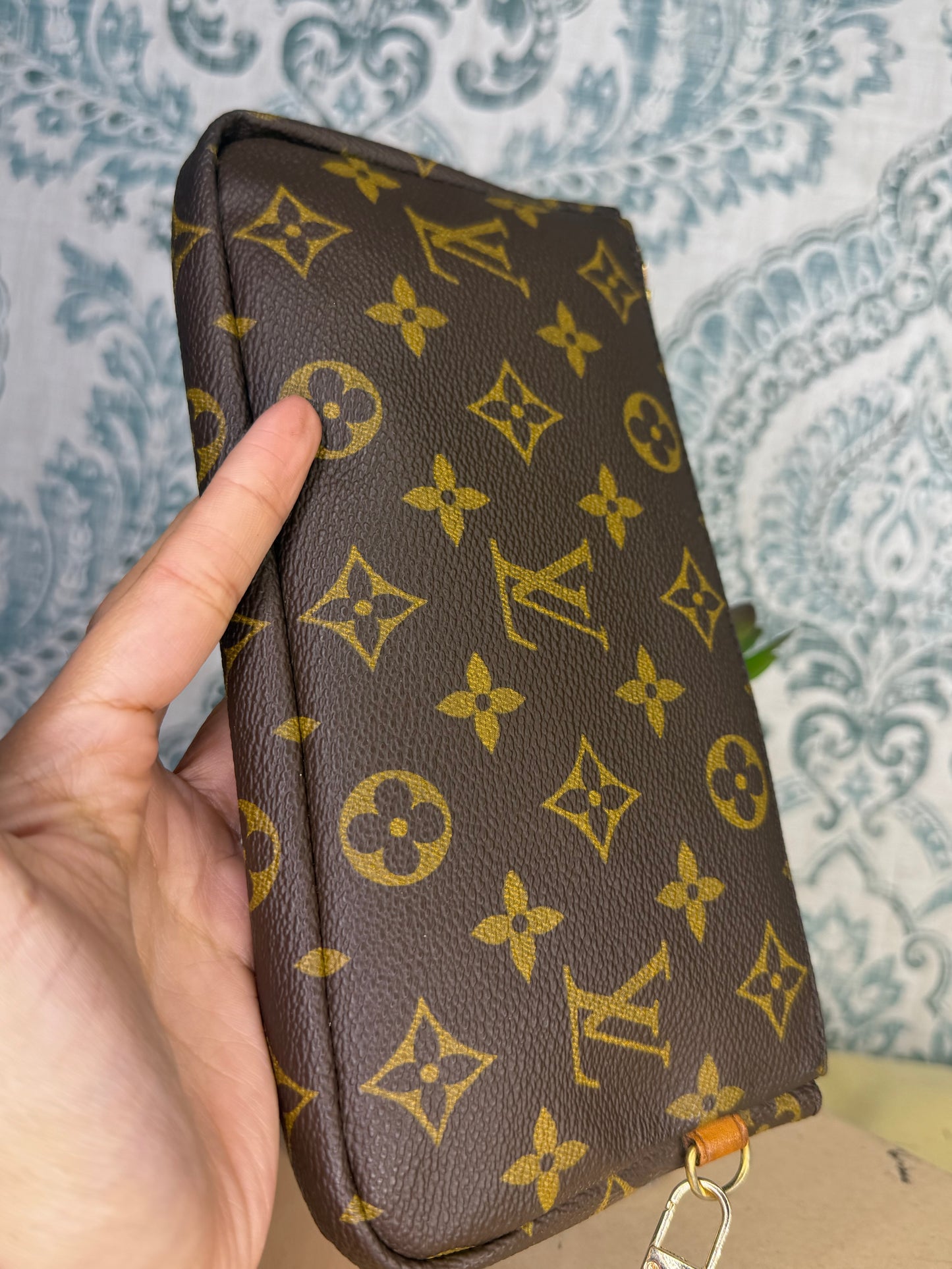 Louis Vuitton Sac Shopping Pouch