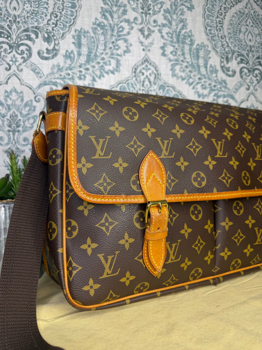 Louis Vuitton Sac Gibeciere GM