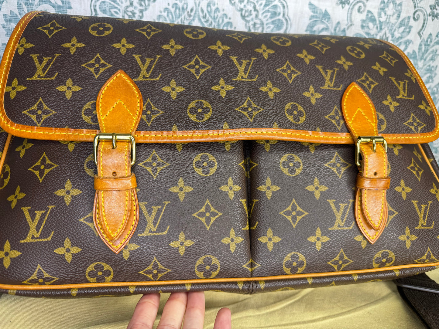 Louis Vuitton Sac Gibeciere GM