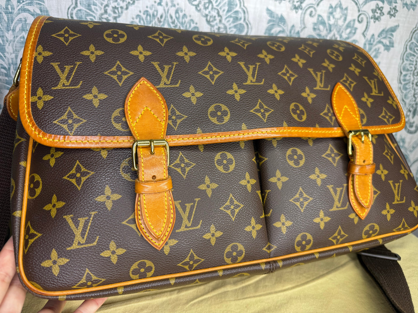 Louis Vuitton Sac Gibeciere GM