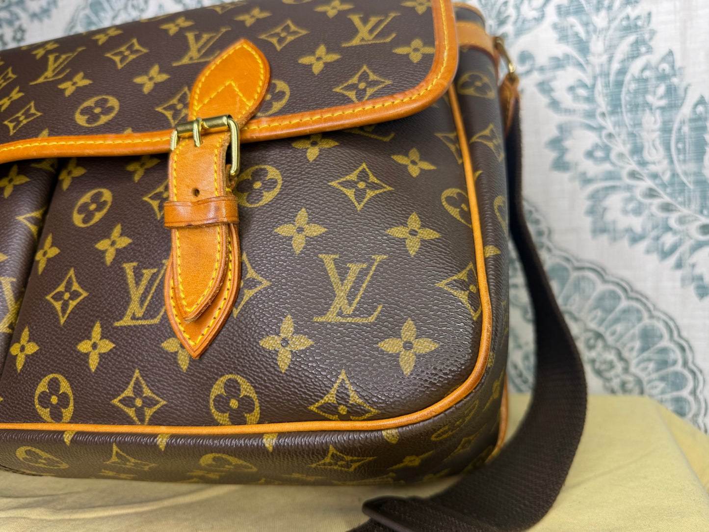 Louis Vuitton Sac Gibeciere GM