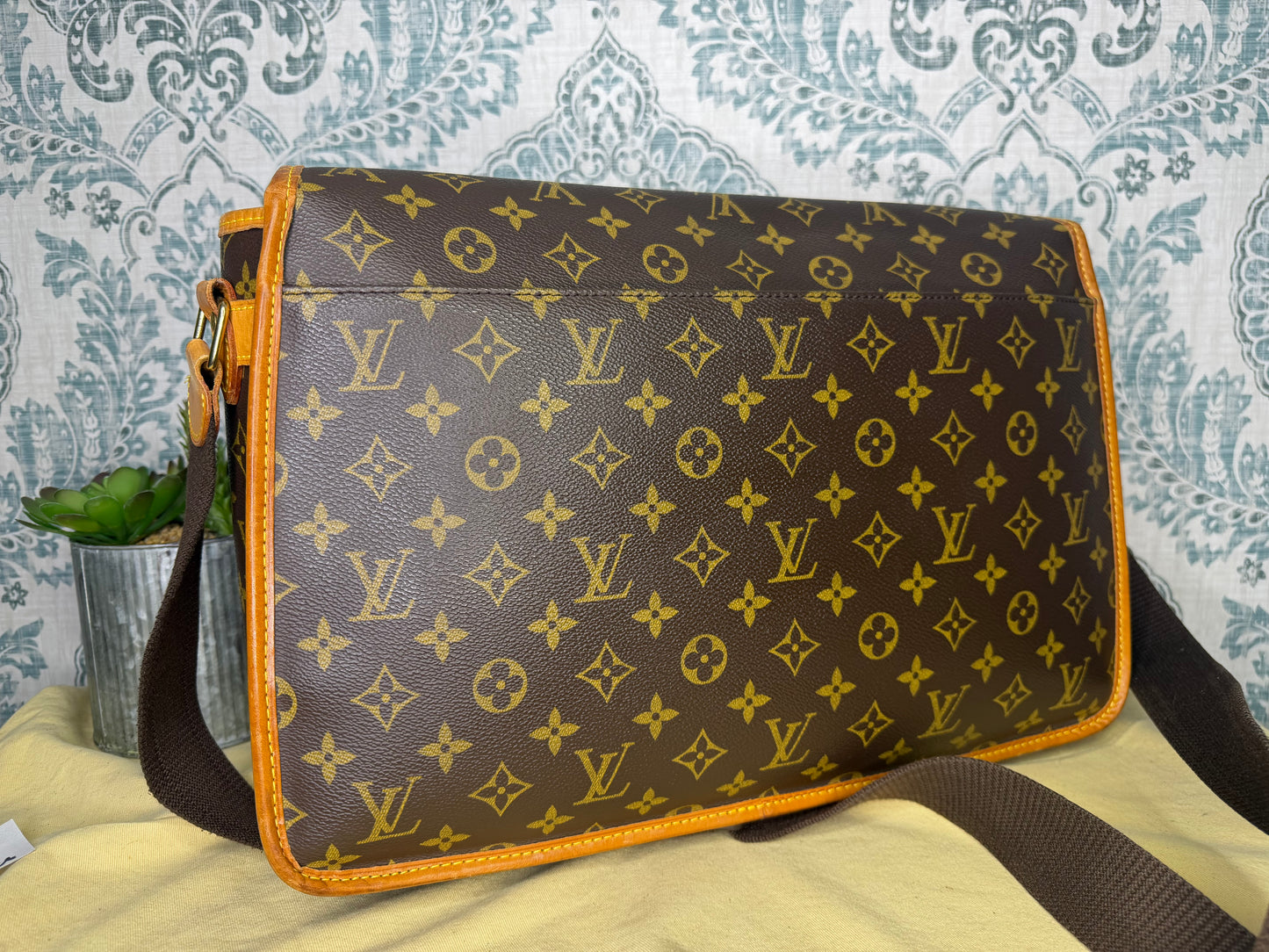 Louis Vuitton Sac Gibeciere GM
