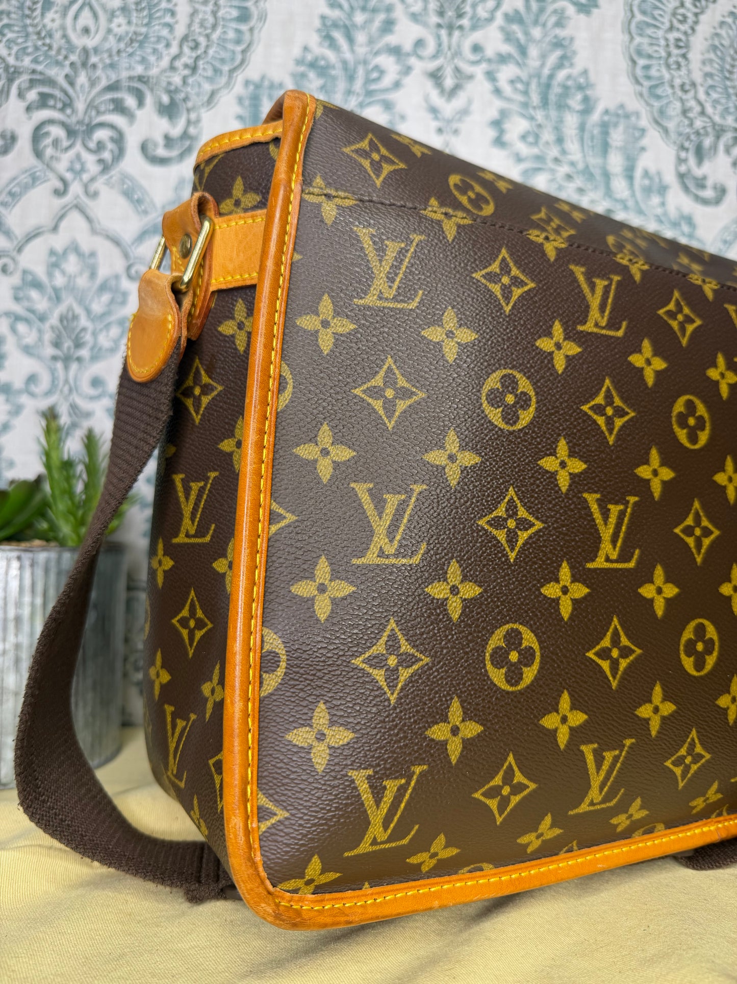 Louis Vuitton Sac Gibeciere GM
