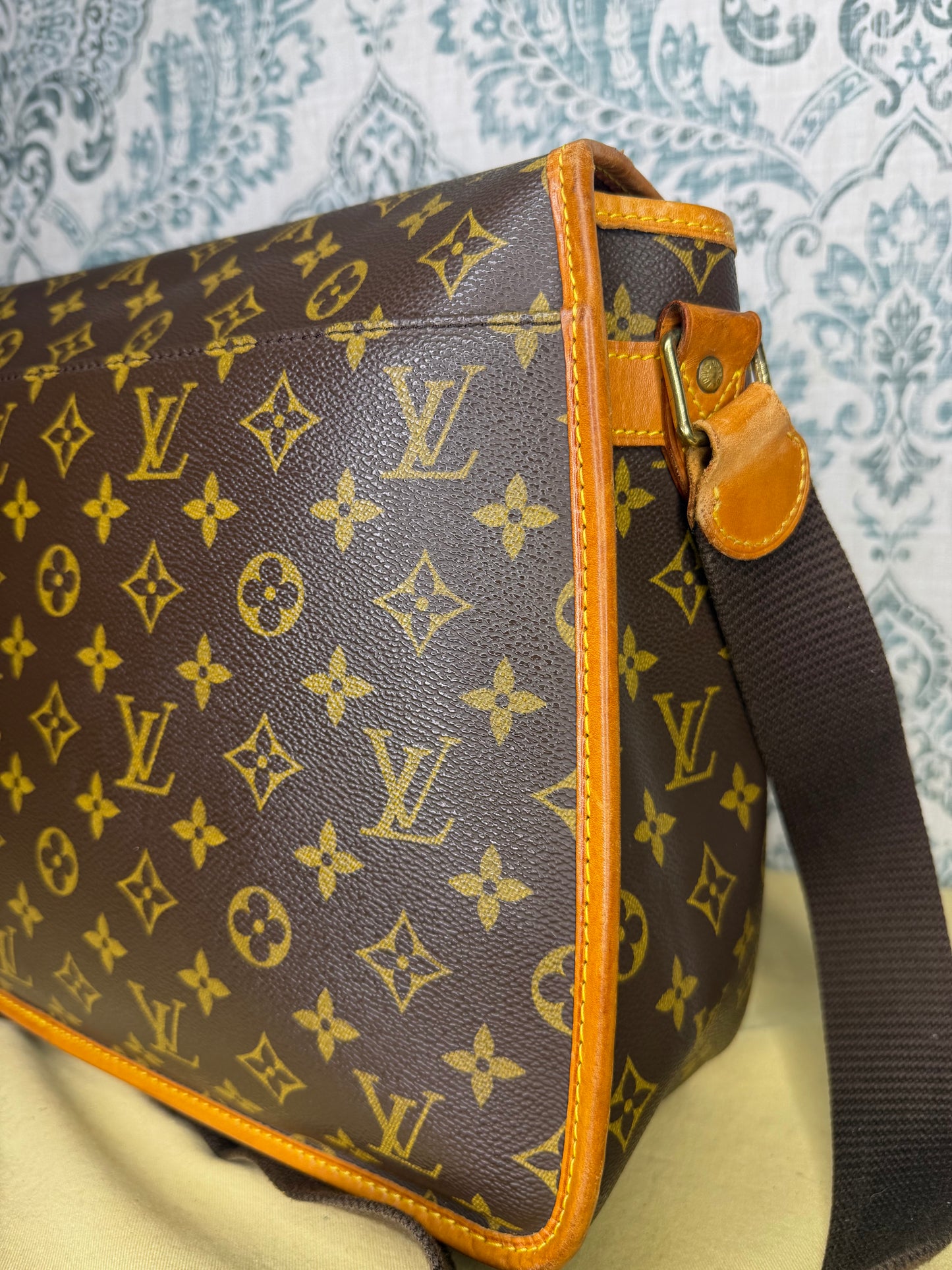 Louis Vuitton Sac Gibeciere GM