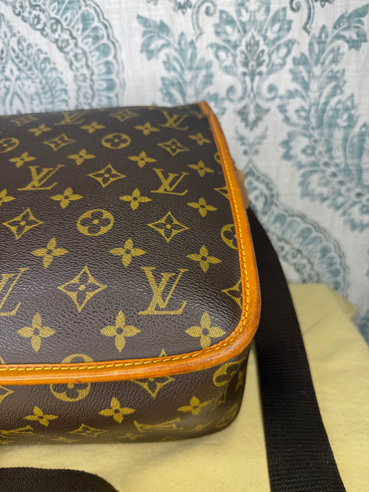 Louis Vuitton Sac Gibeciere GM