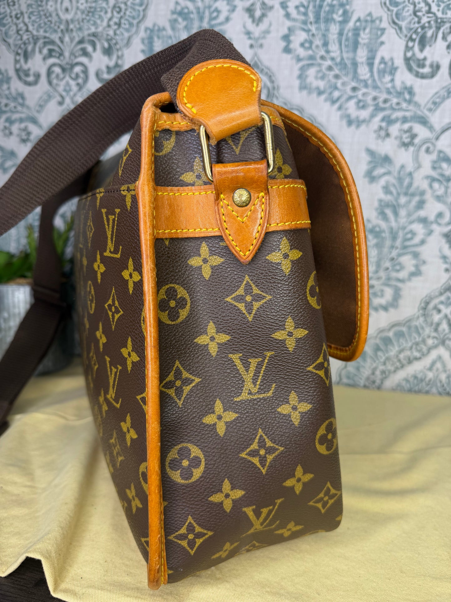 Louis Vuitton Sac Gibeciere GM
