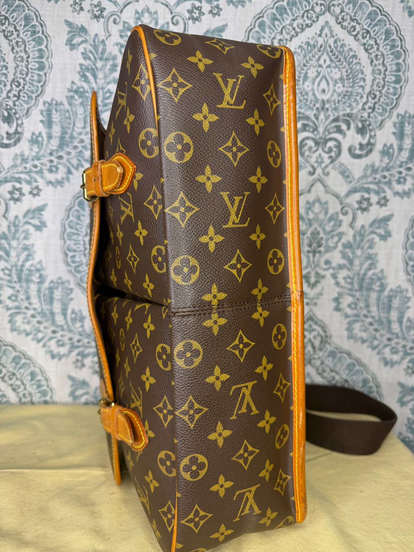 Louis Vuitton Sac Gibeciere GM