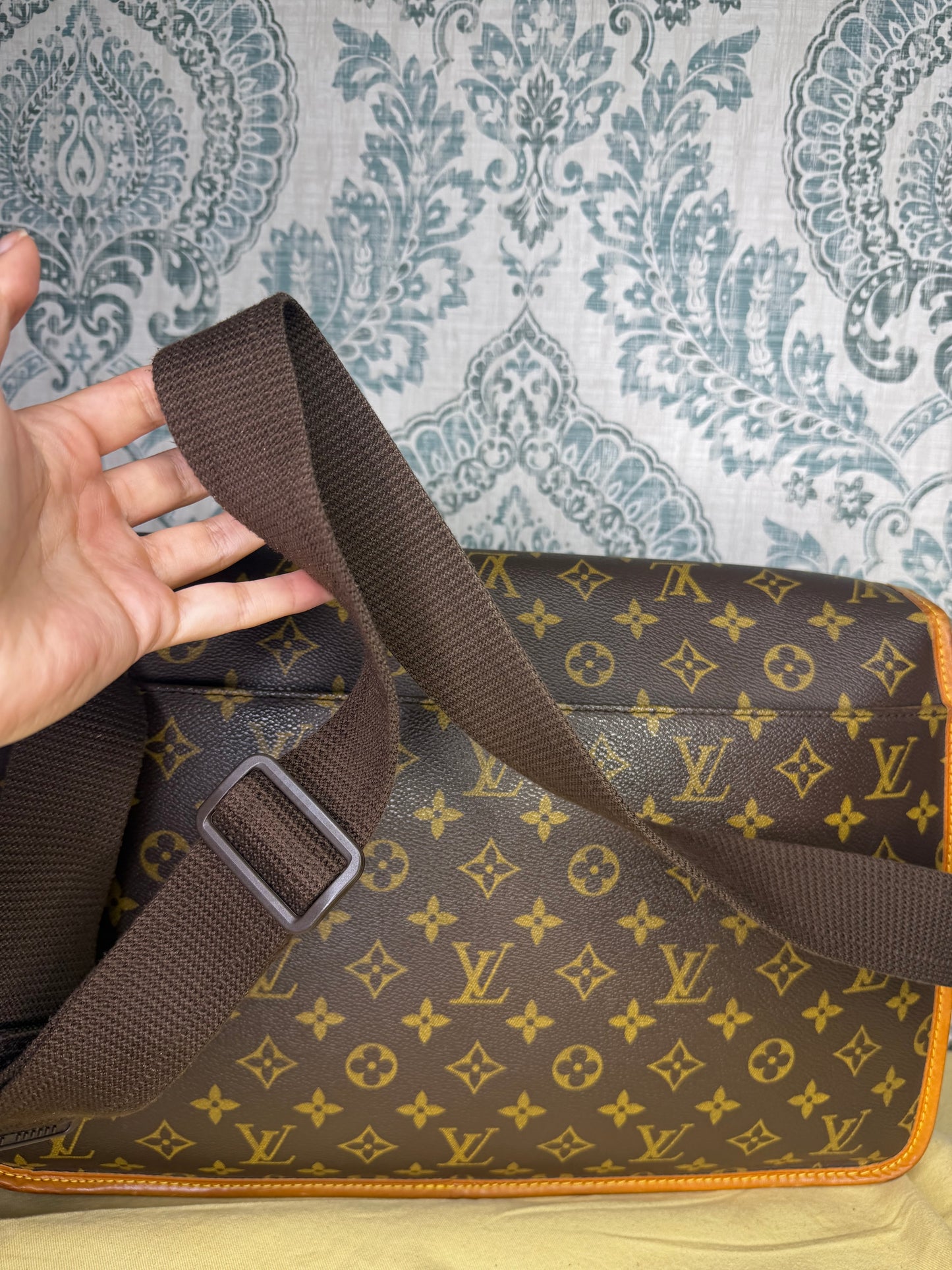 Louis Vuitton Sac Gibeciere GM