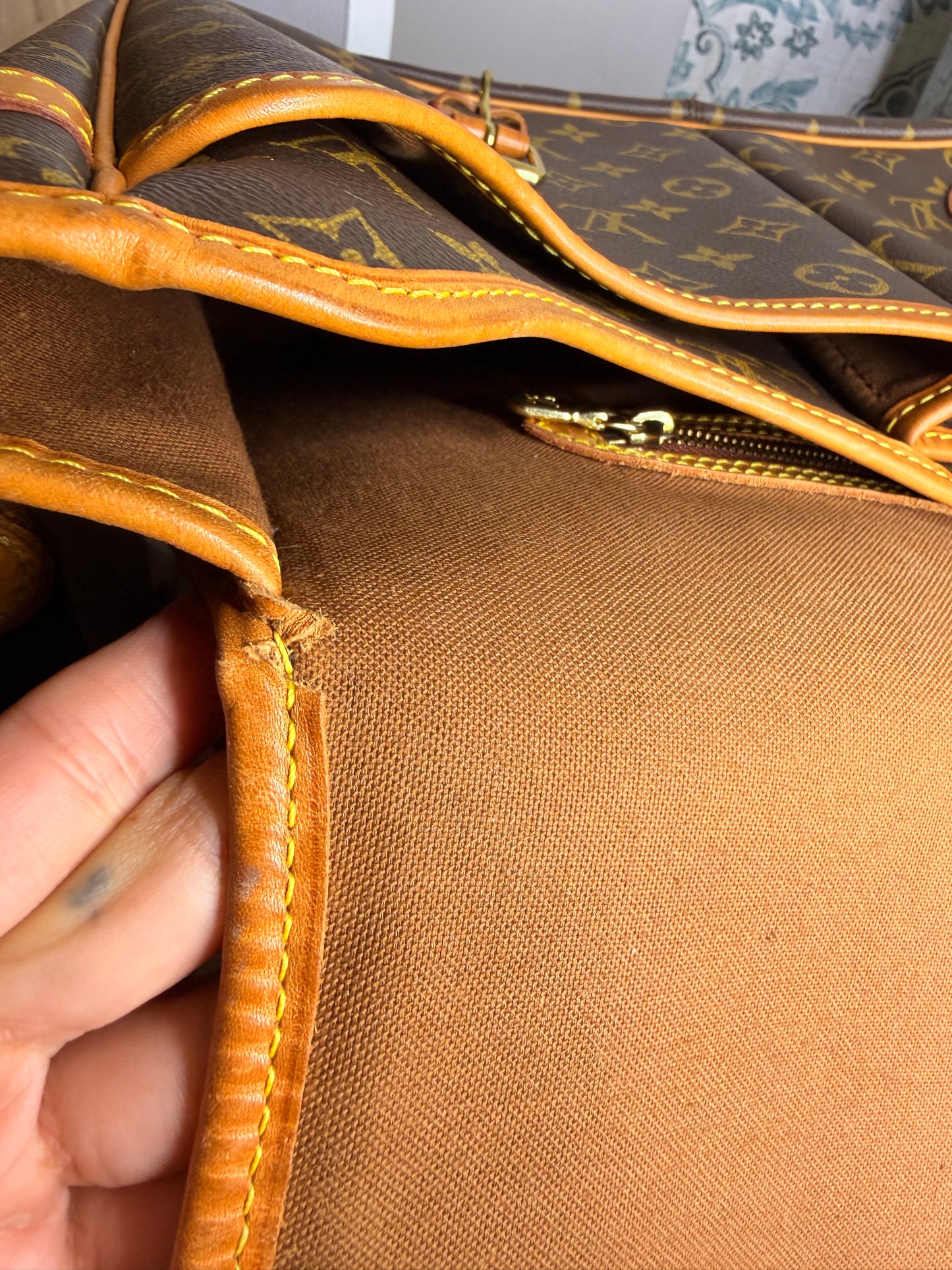 Louis Vuitton Sac Gibeciere GM